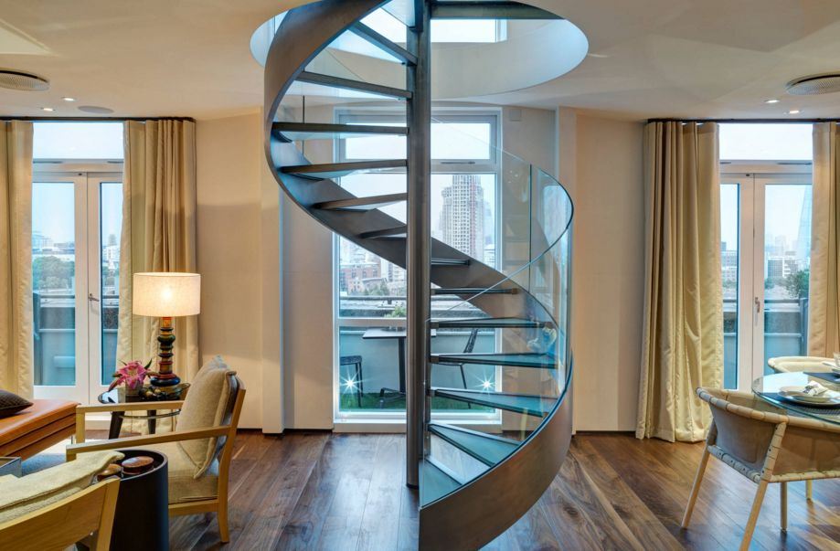 现代螺旋形楼梯 - 玻璃和钢