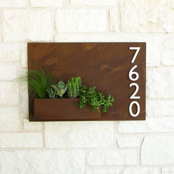 Metal wall planter with modern address plaque 带现代地址牌的金属墙板