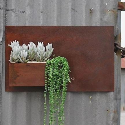 装饰的小金属墙壁植物箱
