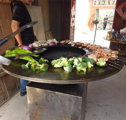 Corten Steel BBQ格栅，带封闭立场