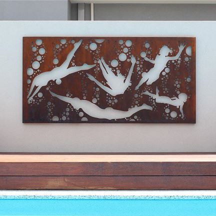 景观装饰屏幕与游泳妇女