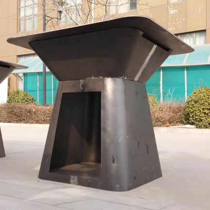 与内火碗的Corten Steel BBQ格栅