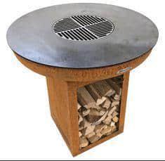 火餐桌与木材储存烧烤架