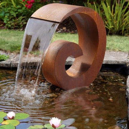 生锈的金属水特征庭院喷泉
