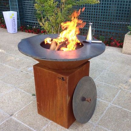 木材和木炭火坑烧烤火盆