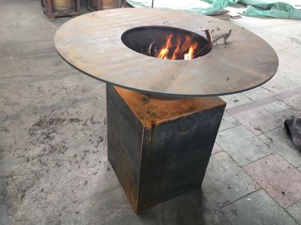 燃烧木材的火坑烧烤火盆