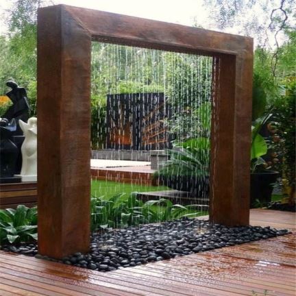 LED花园钢铁生锈的喷泉
