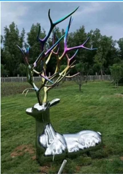 一只鹿的金属雕塑在休息