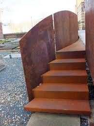 生锈的金属花园楼梯