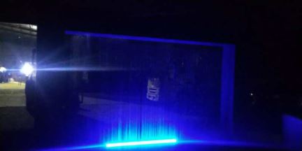 有色改变的LED灯的水墙