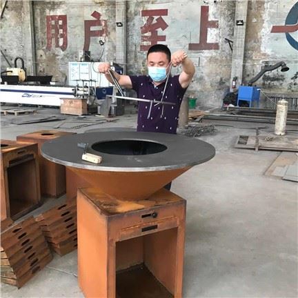 钢制烧烤架与升降机工具