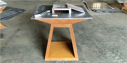 木头射击格栅在Corten